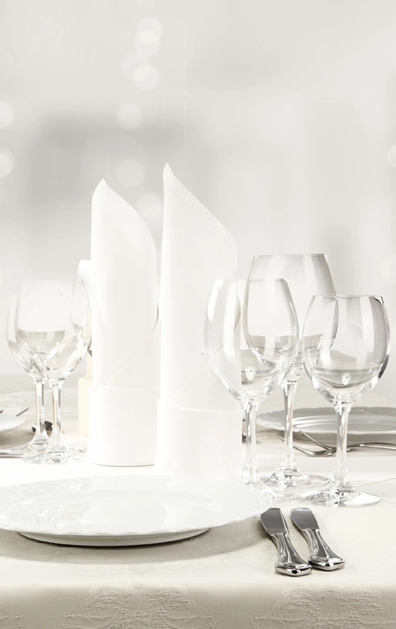 Tisch der gedeckt ist in einem Hotel